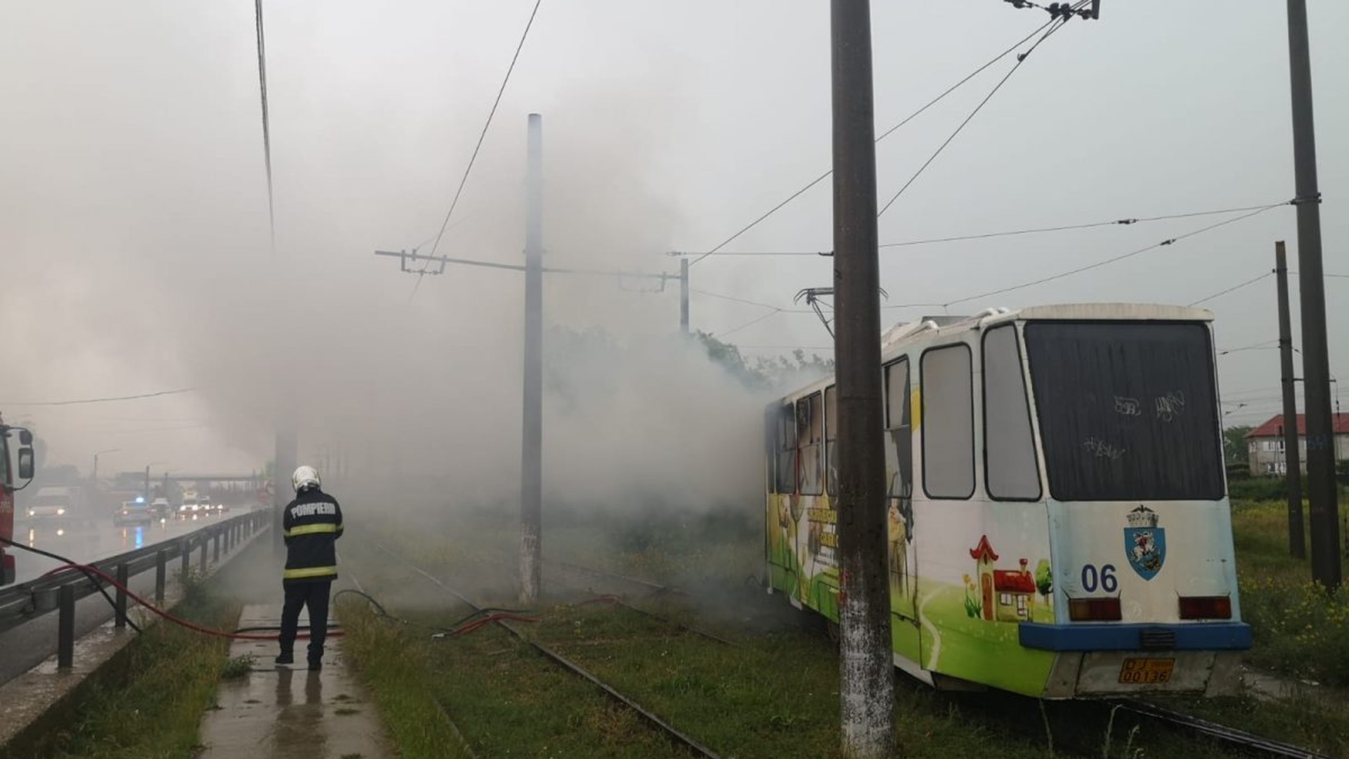 Incident bizar în Craiova! Un tramvai a luat foc după ce a fost lovit de fulger