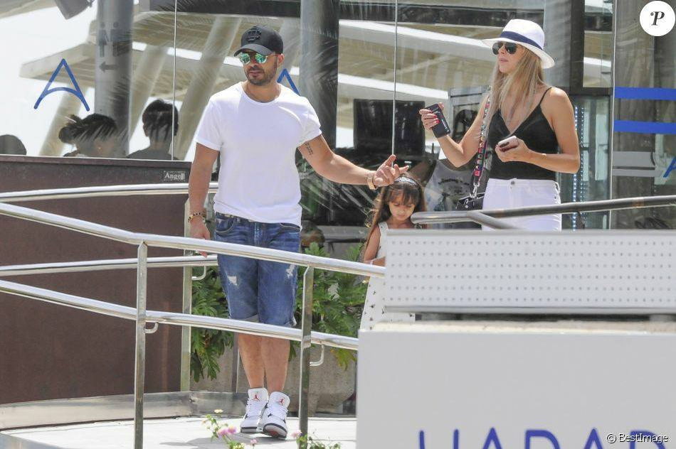A cucerit toata lumea cu melodia „Despacito”, dar puţini ştiu cum arată soţia lui Luis Fonsi! E o blondă superbă cu forme apetisante