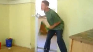 ŞOCANT! Un elev i-a tăiat gâtul profesorului în şcoală după ce i-a confiscat telefonul! A murit în faţa celorlalţi copii din clasă