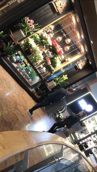 Iuliana și Dragoș au mâncat la un restaurant din mall, apoi s-au oprit la o florărie