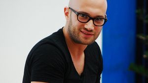 Juratul de la ”iUmor”, si-a scos viciile la plimbare. Bendeac fumează ca-n filme!