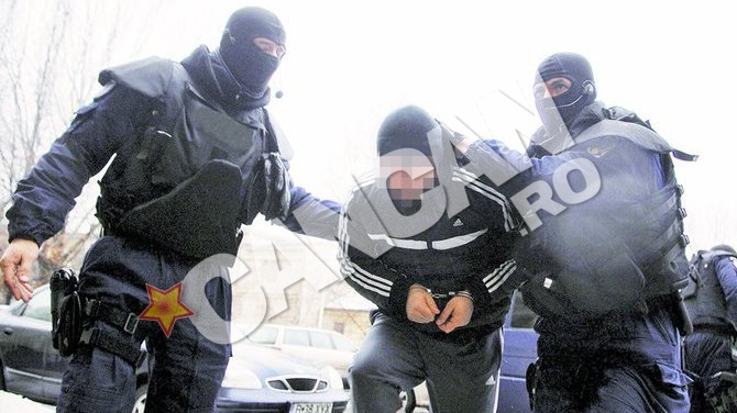 Politistii si procurorii au descins peste unul dintre cele mai temute clanuri. Caranii, saltati de mascati