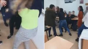 Bătaie ca în filme între două eleve de la un liceu din Maramureș. Și-au împărțit pumni și picioare, în timp ce colegii le filmau