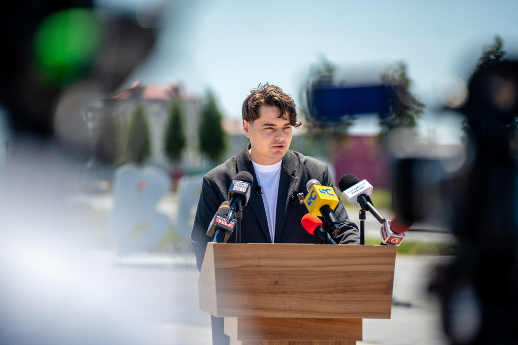 Selly vorbește despre Beach, please.