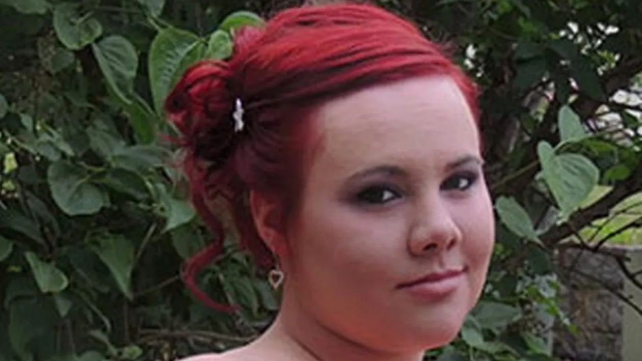 Cum arata tanara careia profesorii i-au interzis sa mearga la balul de absolvire pentru ca are sanii prea MARI