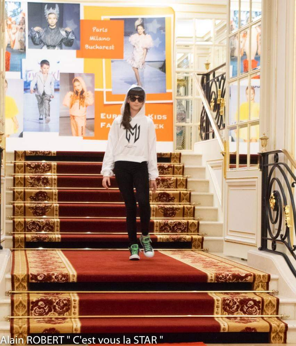 Raisandra a strălucit pe catwalk-ul de la Paris în creațiile unor designeri români! Imagini de colecție cu talentata cântăreață