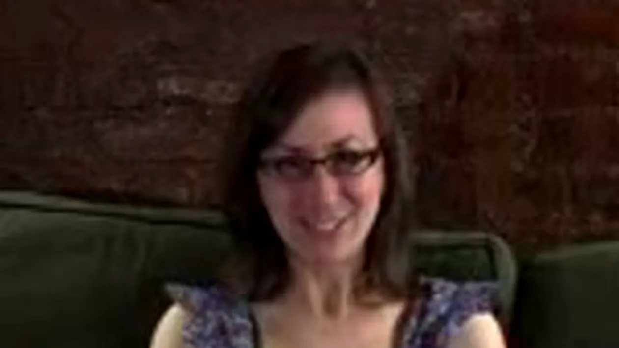 VIDEO O tanara a angajat o stripteusa care sa mearga in locul ei la petrecerea de 10 ani