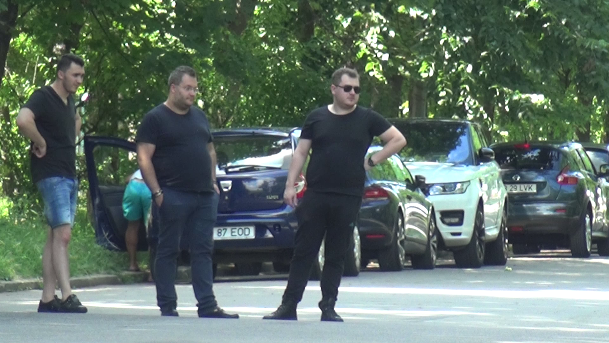 „Bozo“ şi fratele său au „operat“ un BMW în parcul Herăstrău din Capitală