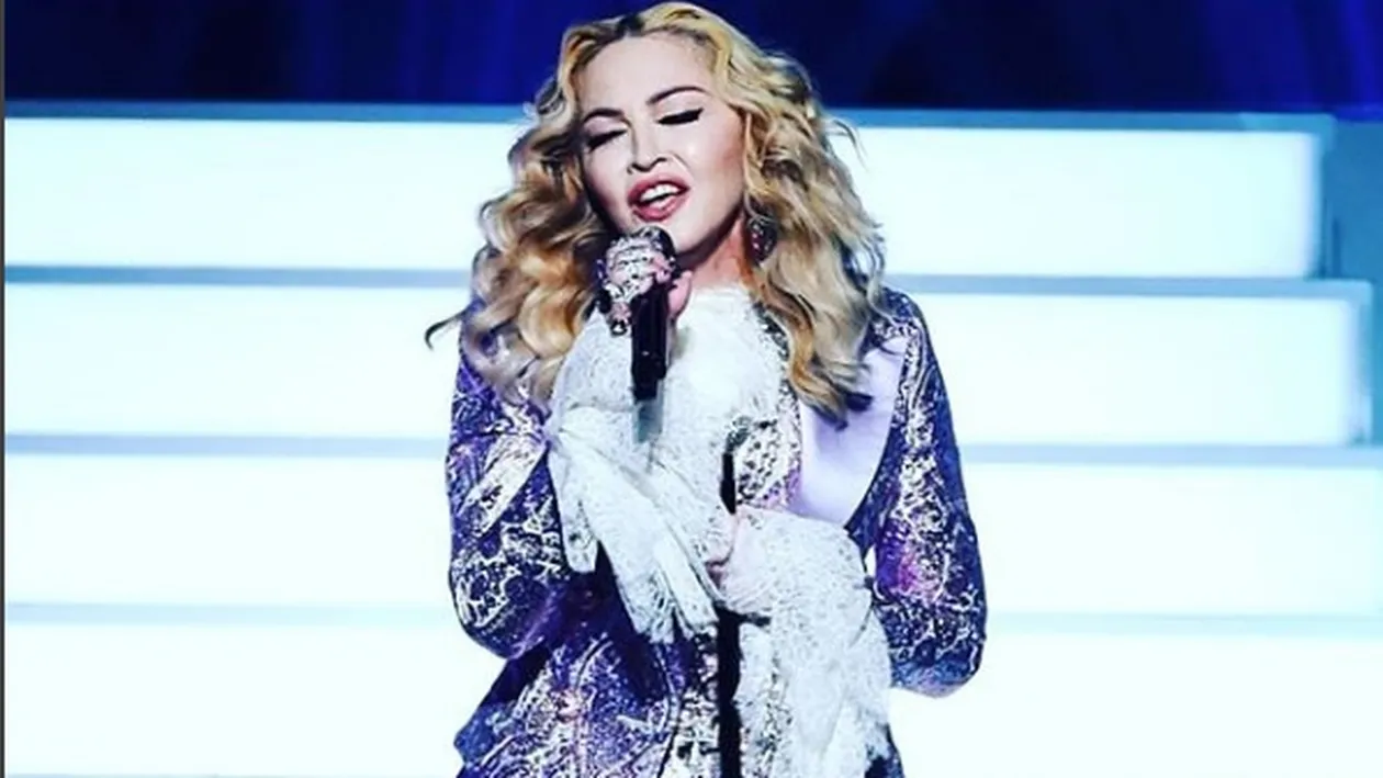 Madonna iese la plimbare, deghizată din cap până-n picioare