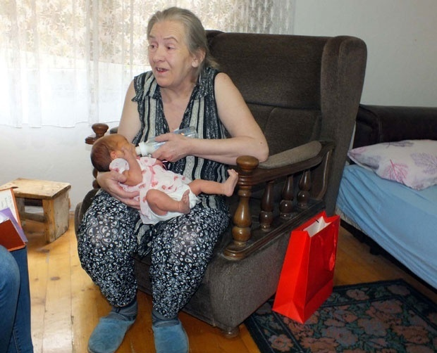 La 60 de ani şi-a văzut visul împlinit. A născut o fetiţă, dar soţul ei…