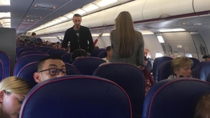Scandalos! Ce au pățit câțiva pasageri români într-un avion low-cost Eindhoven - București