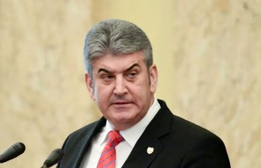 Gabriel Oprea cu părul grizonant, dar cu sprâncenele la linie