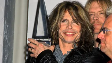 VIDEO Steven Tyler a cazut, din nou, de pe scena!