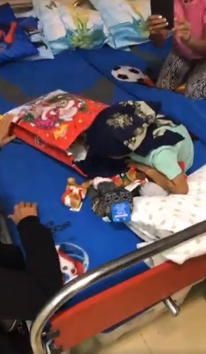 Oana Zăvoranu a împărţit cadouri copiilor bolnavi de cancer! A început să plângă când a ajuns la spital şi a stat de vorbă cu micuţii