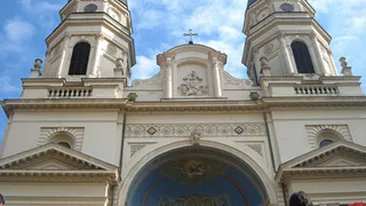 Pentru ca s-a saturat de saracie, un tanar s-a urcat pe Catedrala Mitropolitana din Iasi si ameninta ca se sinucide