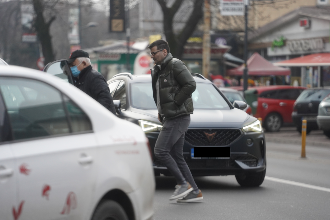 Toni Iuruc traversează în grabă către bancă (Foto: CANCAN.RO)