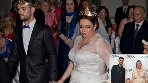 Oana Roman a îmbrăcat rochia de mireasă mult dorită la 4 ani de la nuntă: “Nicio relație nu e perfectă”. Prezentatoarea s-a asortat cu fiica ei