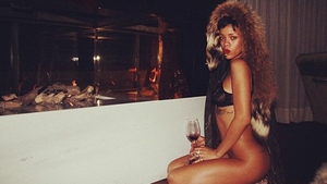Pozele care o să te încălzească la iarnă! Rihanna, goală-goluţă, sobind un pahar de vin şi fumând o ţigară în faţa unui şemineu!
