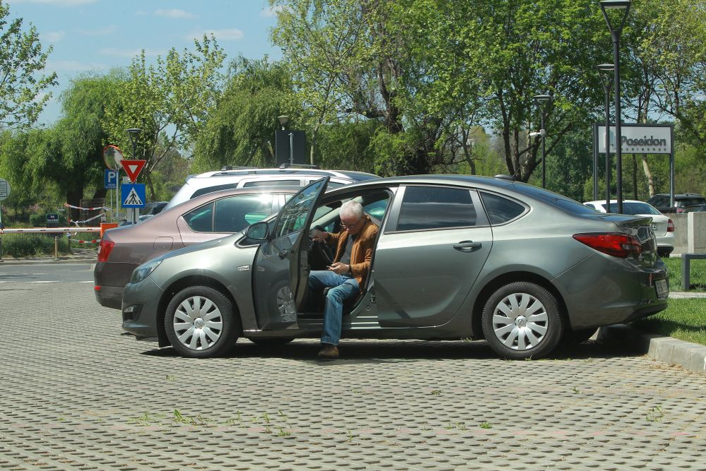 Bentley-ul este istorie. Irinel Columbeanu conduce acum un Opel
