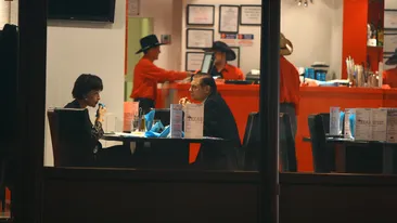 Gest socant sub ochii printesei! Printul Paul s-a scarpinat cu scobitoarea in ureche dupa ce a folosit-o sa-si curete dintii!