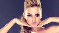 IMAGINI HOT! Alexandra Stan si-a inebunit fanii. Artista si-a descheiat blugii si a renuntat la sutien