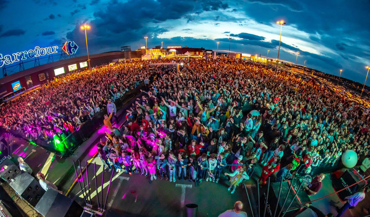 Andra susține concerte în fața a mii de oameni, iar show-ul este garantat