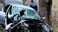 Impact devastator în județul Prahova. Un autoturism s-a făcut praf în localitatea Brazi. Trei oameni au fost grav răniți