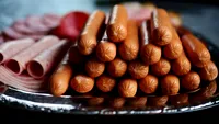 Ce conțin, de fapt, parizerul, crenvurştii şi şunca de Praga din magazine. Rezultatele de laborator sunt dezastruoase: „Avem puţină carne”