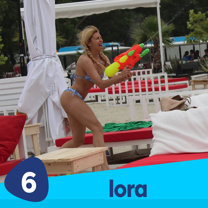 Lora, sexy la plajă