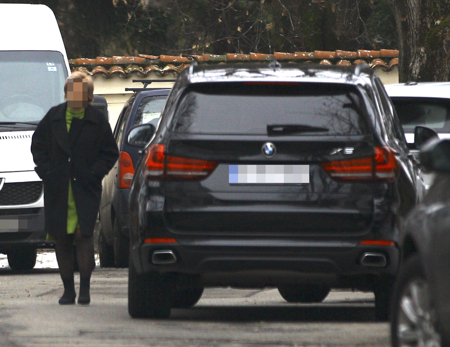 Viorica Dăncilă urmează să se mute într-o super vilă, din cartierul Primăverii. Până la momentul respectiv, șoferul și o persoană de încredere se asigură că renovarea merge ca la carte