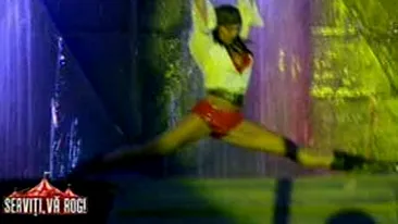 Uite cum s-a dat in spectacol Cheeky Gabriela la Serviti, va rog! Vezi cum s-a cracanat si s-a tavalit pe scena sub ochii lui Nea Marin!