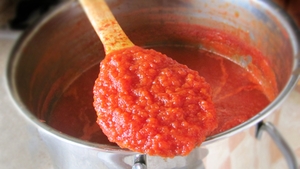 O femeie din Botoșani a găsit un șoarece într-o cutie cu pastă de tomate