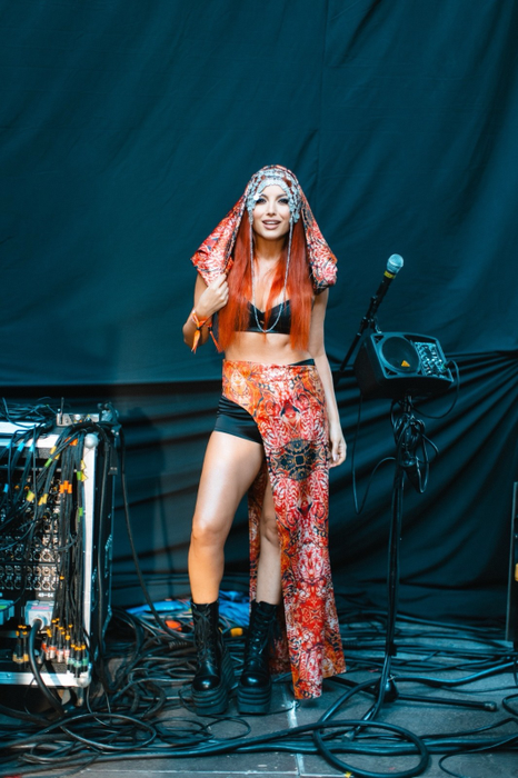 Elena Gheorghe, show de senzație la Electric Castle! Publicul a dansat și a cerut bis: “M-am bucurat enorm să văd publicul dansând în hore și cântând alături de noi”