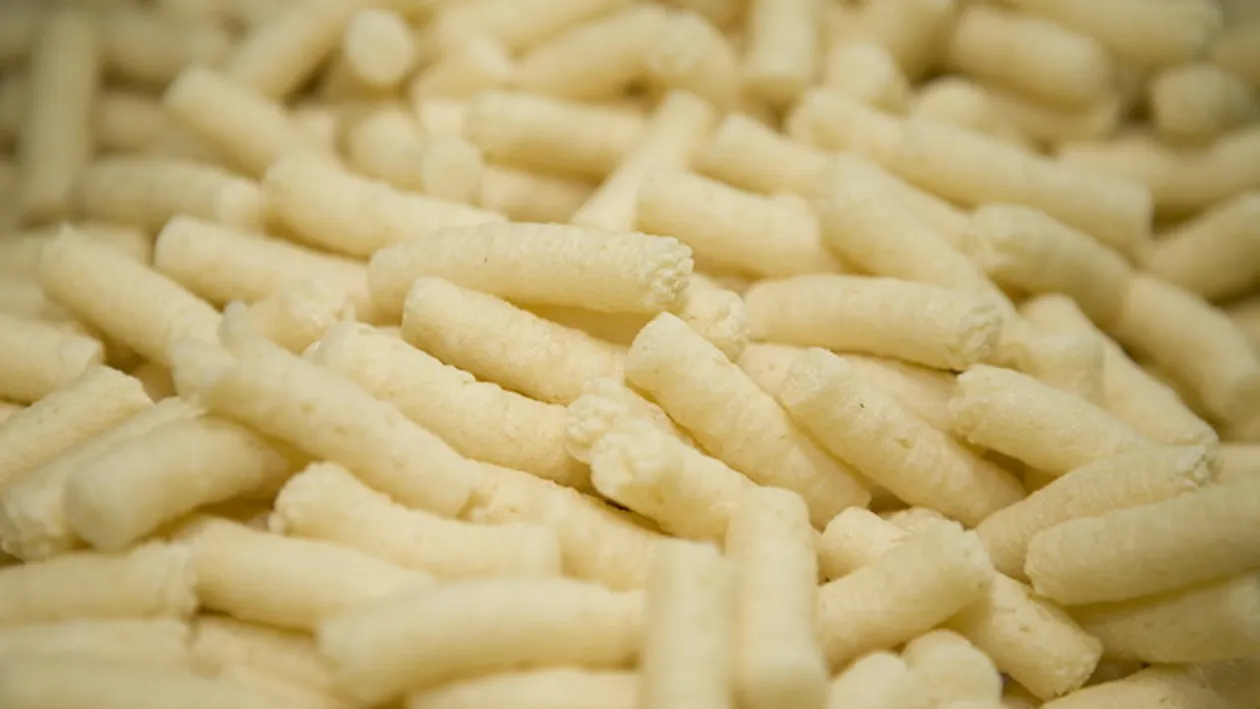 Descoperirea infioratoare dintr-o punga de pufuleti! O tanara din Slatina a inlemnit cand a deschis ambalajul!