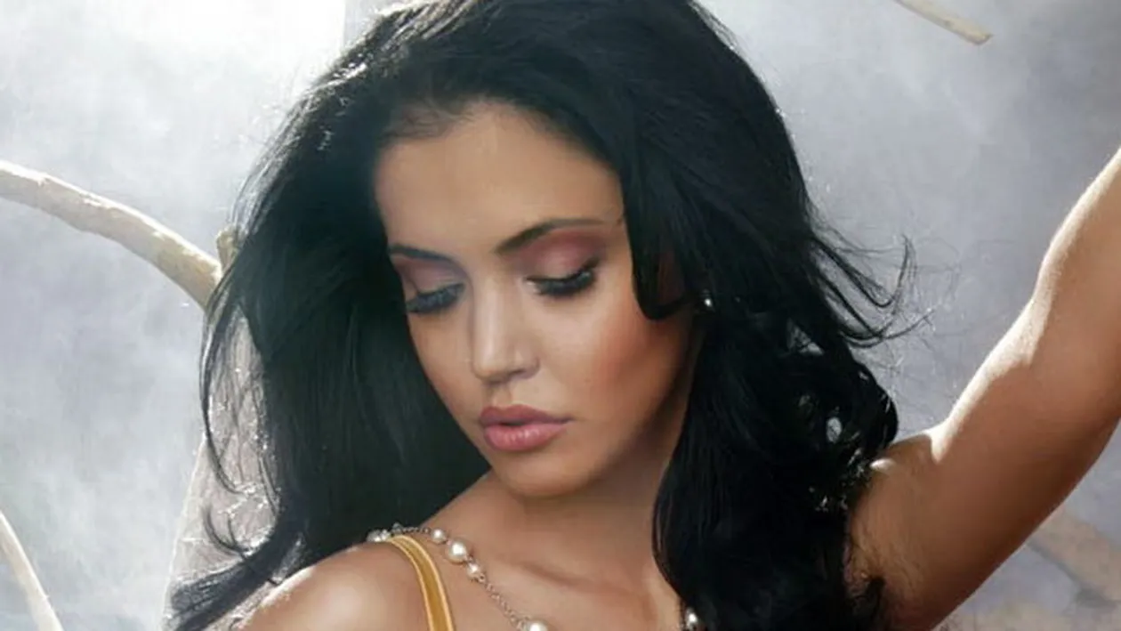 Oamenii s-au uitat ca la circ! Ce a aparut in fata bisericii unde si-a botezat Andreea Mantea fiul: Trebuie sa fie scump!