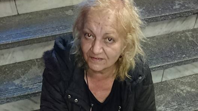 A fost abandonată de rude după ce a fost escrocată imobiliar! Povestea incredibilă a unei femei cu studii superioare care a pierdut tot şi acum cerşeşte la metrou