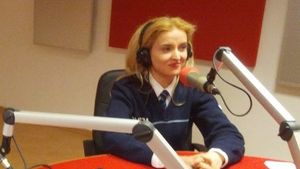 Una dintre cele mai frumoase poliţiste din România se zbate între viaţă şi moarte. A căzut pe scări la muncă în timp ce...