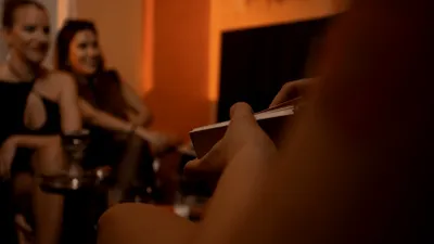 O tânără a fost abuzată sexual şi filmată în ipostaze intime în timpul unei petreceri private din Braşov. Agresorul a fost arestat preventiv