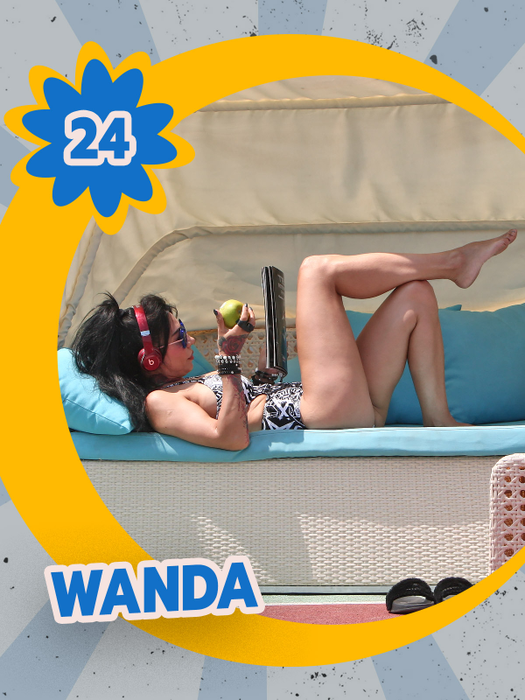 TOP 30 de vedete care şi-au etalat picioarele lungi şi bronzate la piscină. Blonde, brune și roșcate sunt complet dezinhibate!