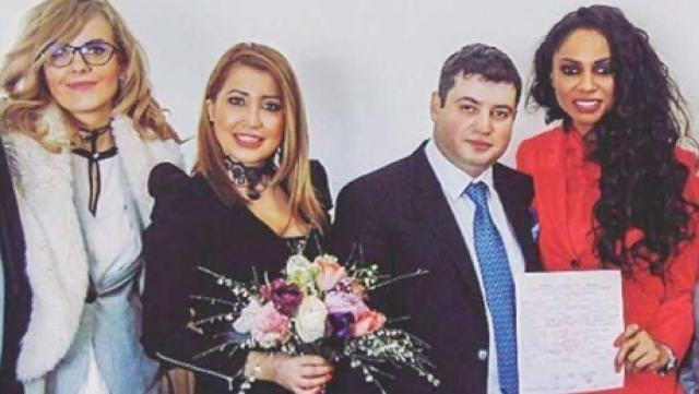 La ceremonie a participat şi câţinva prieteni apropiaţi celor doi