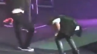 VIDEO Cat de scarbos! Justin Bieber a vomitat pe scena, in fata a mii de fani