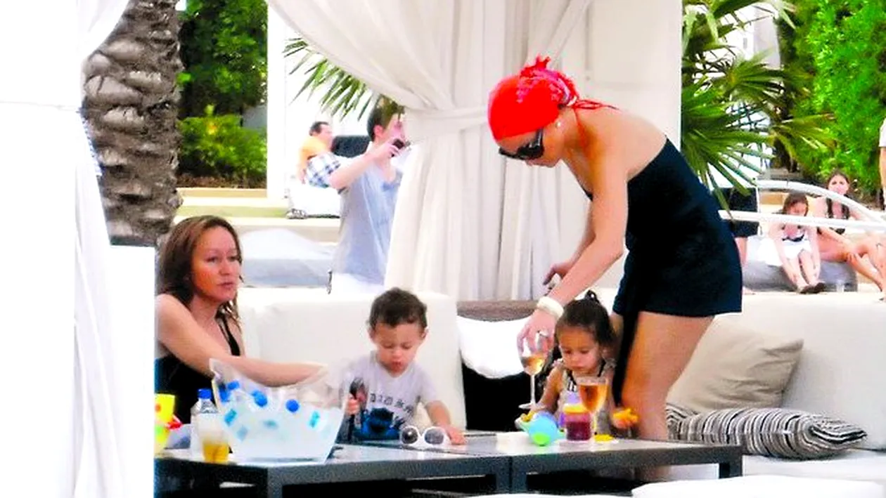 Jennifer Lopez si-a scos gemenii la piscina