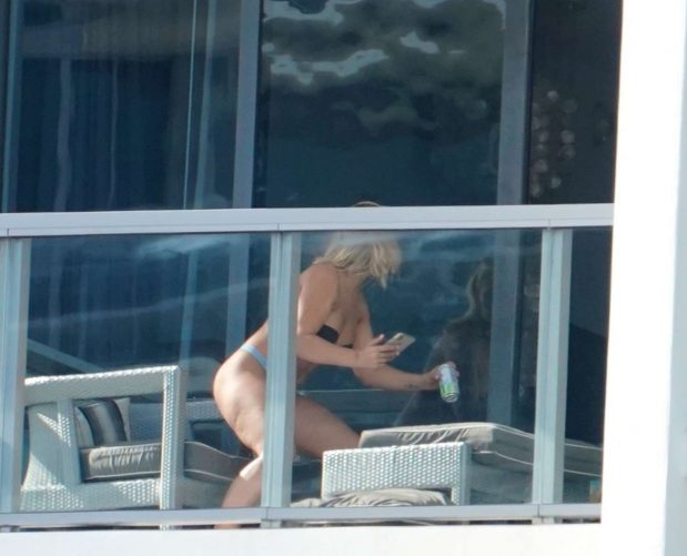Imaginile momentului în showbiz! Vedeta, fotografiată de paparazzi dezbrăcată la balconul hotelului