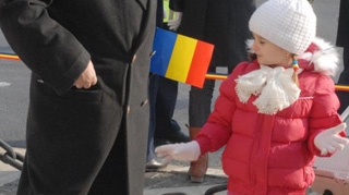 Fetita lui Columbeanu a admirat parada de la Arcul de Triumf. Irinuca si-a prins coditele cu tricolor
