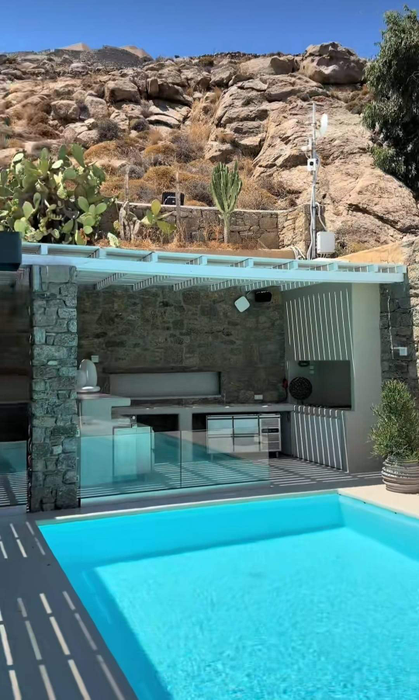 Alex Bodi nu s-a uitat la bani! Cât costă o noapte în vila de lux din Mykonos unde se relaxează cu Anca