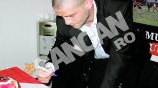 Chivu a platit 30.000 de euro pentru mini-fotbalistii din Resita. Vedeta lui Inter s-a tinut de cuvant si le face gazonul