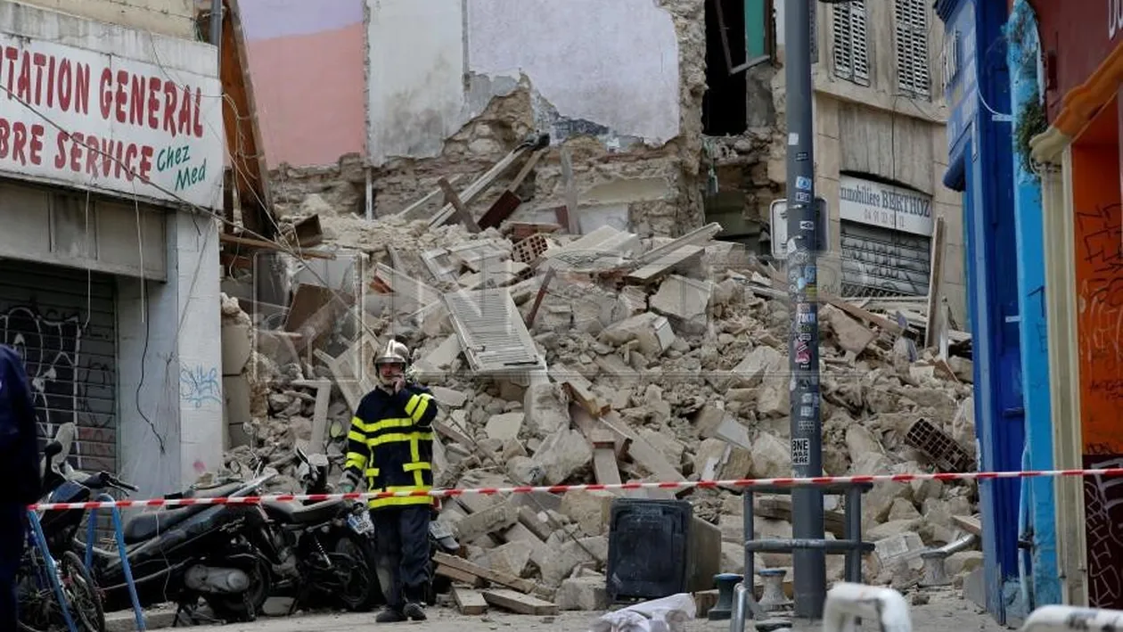 Trei persoane au murit în urma prăbușirii a două clădiri în orașul Marsilia din sudul Franței | FOTO