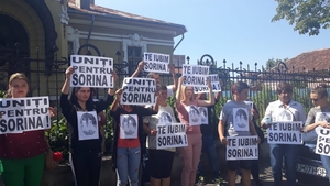 Este protest la Curtea de Apel Craiova. Susţinătorii Sorinei, fetița din Baia de Aramă, au venit înarmaţi cu pancarde