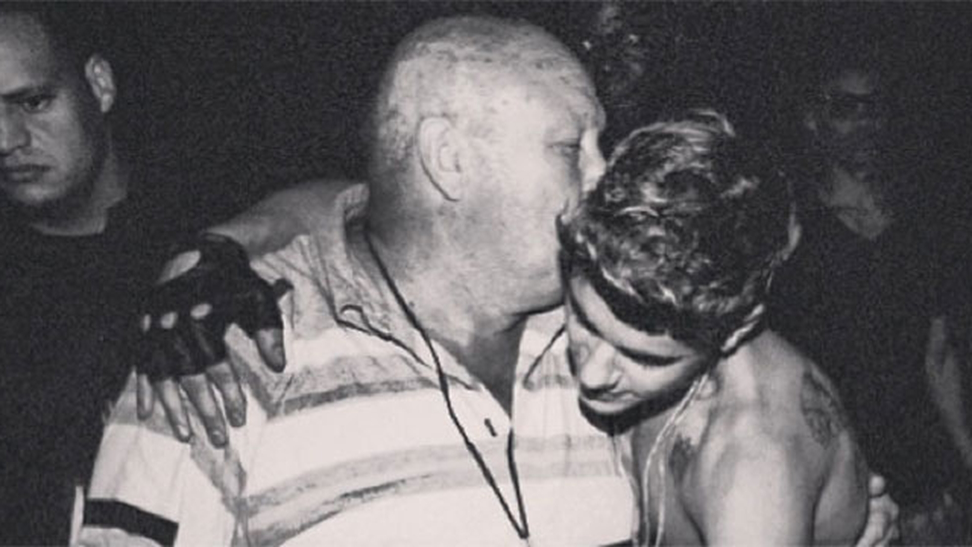 Justin Bieber, incurajat de bunici sa umble dezbracat pe strada! Uite cum l-au «carat» dupa un concert