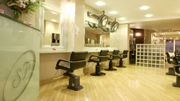 CANCAN deluxe. Cum se rasfata bogatasii la salonul lui Stuart Phillips, cel mai scump hair-stylist din lume! O tunsoare la el costa 25.000 de euro!